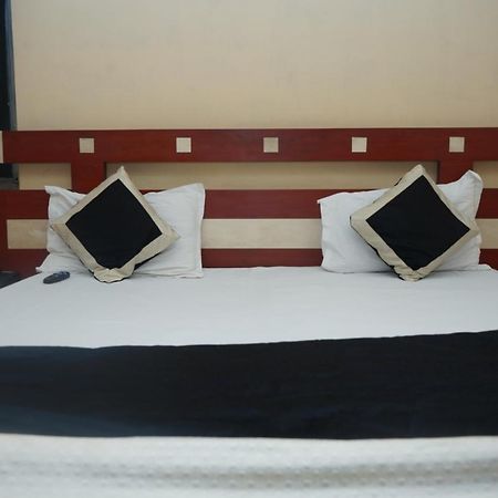 Hotel Nirmal Palace Kanpur Zewnętrze zdjęcie