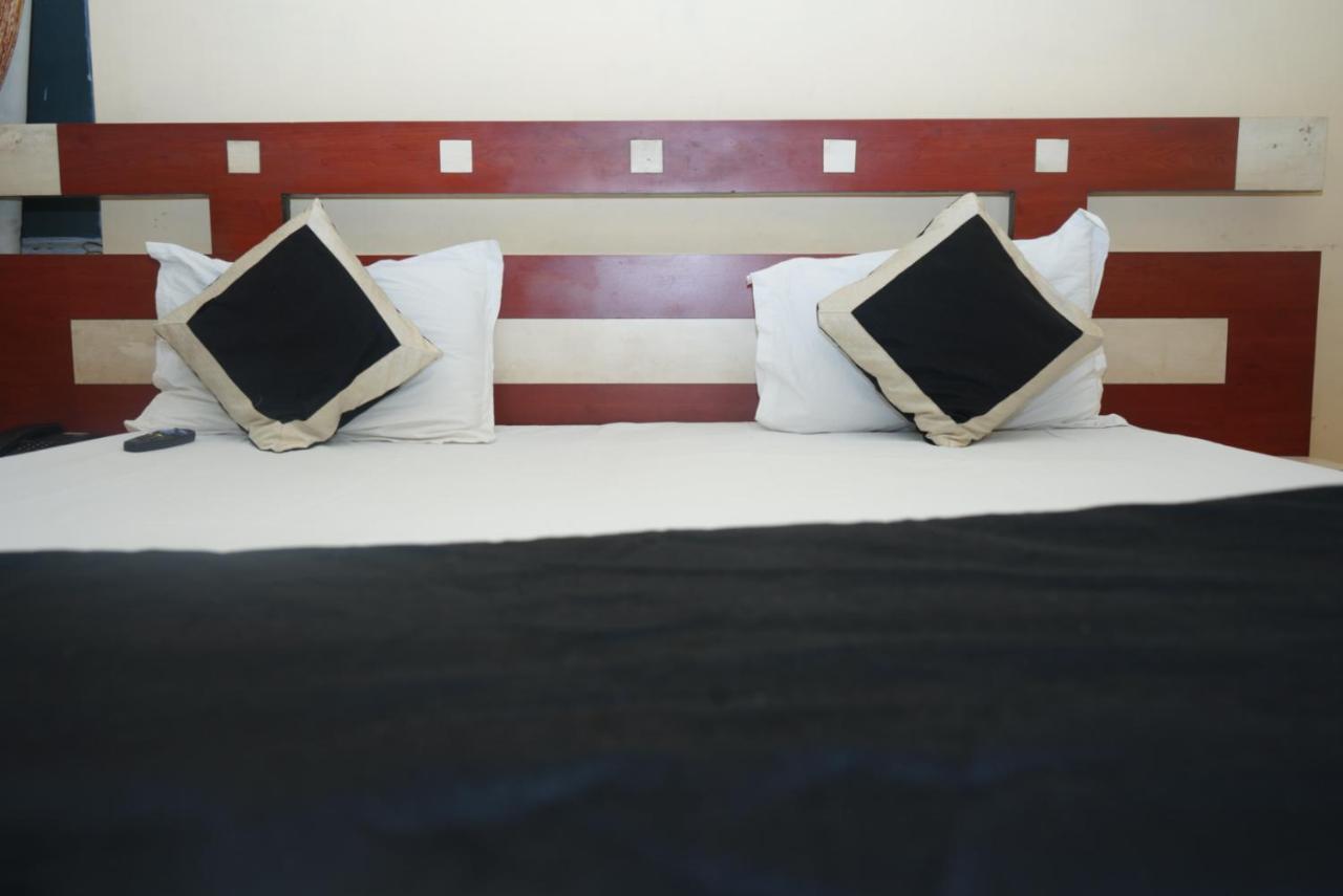 Hotel Nirmal Palace Kanpur Zewnętrze zdjęcie