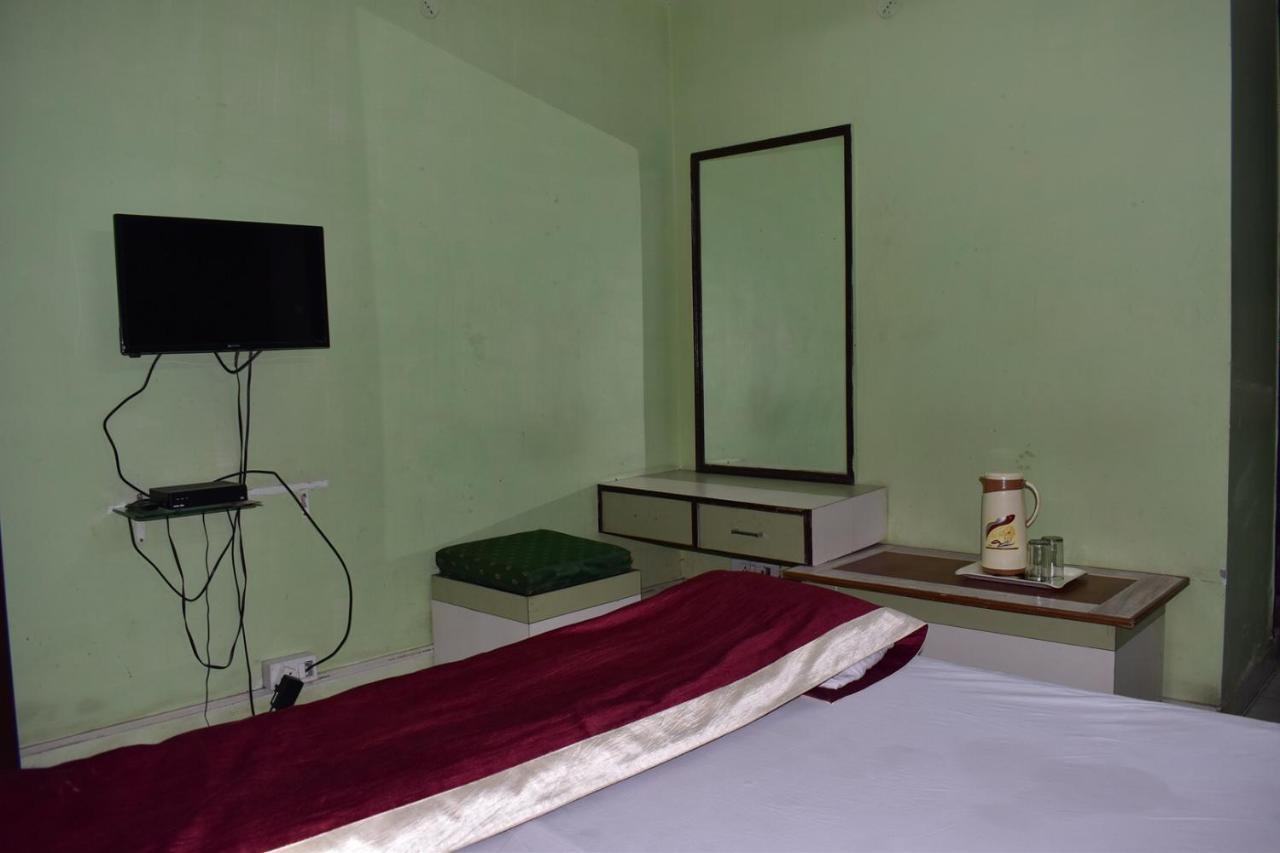 Hotel Nirmal Palace Kanpur Zewnętrze zdjęcie