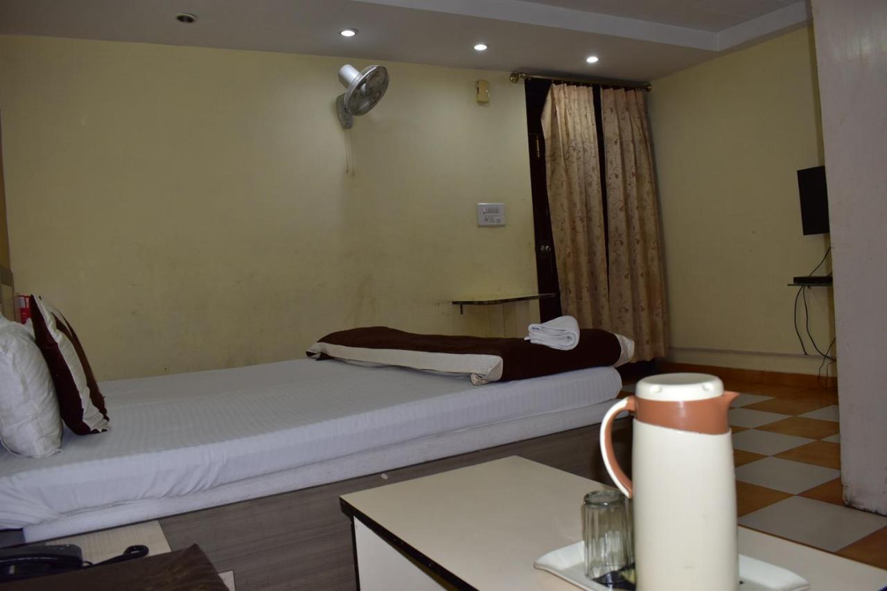 Hotel Nirmal Palace Kanpur Zewnętrze zdjęcie