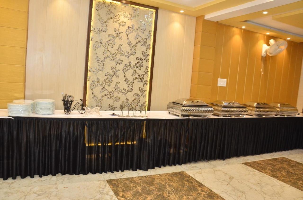 Hotel Nirmal Palace Kanpur Zewnętrze zdjęcie
