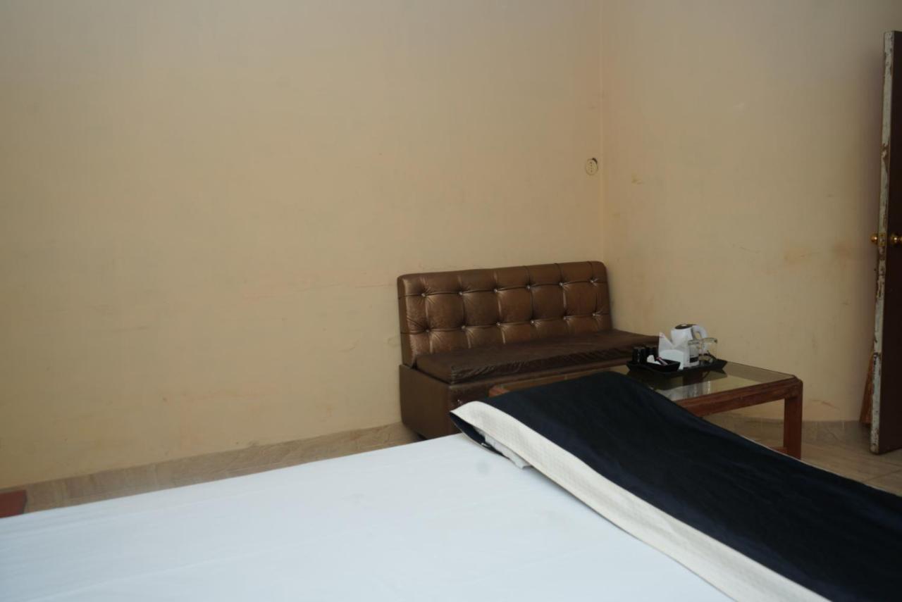 Hotel Nirmal Palace Kanpur Zewnętrze zdjęcie