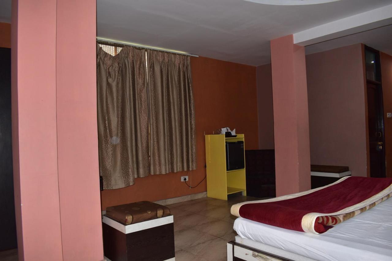 Hotel Nirmal Palace Kanpur Zewnętrze zdjęcie